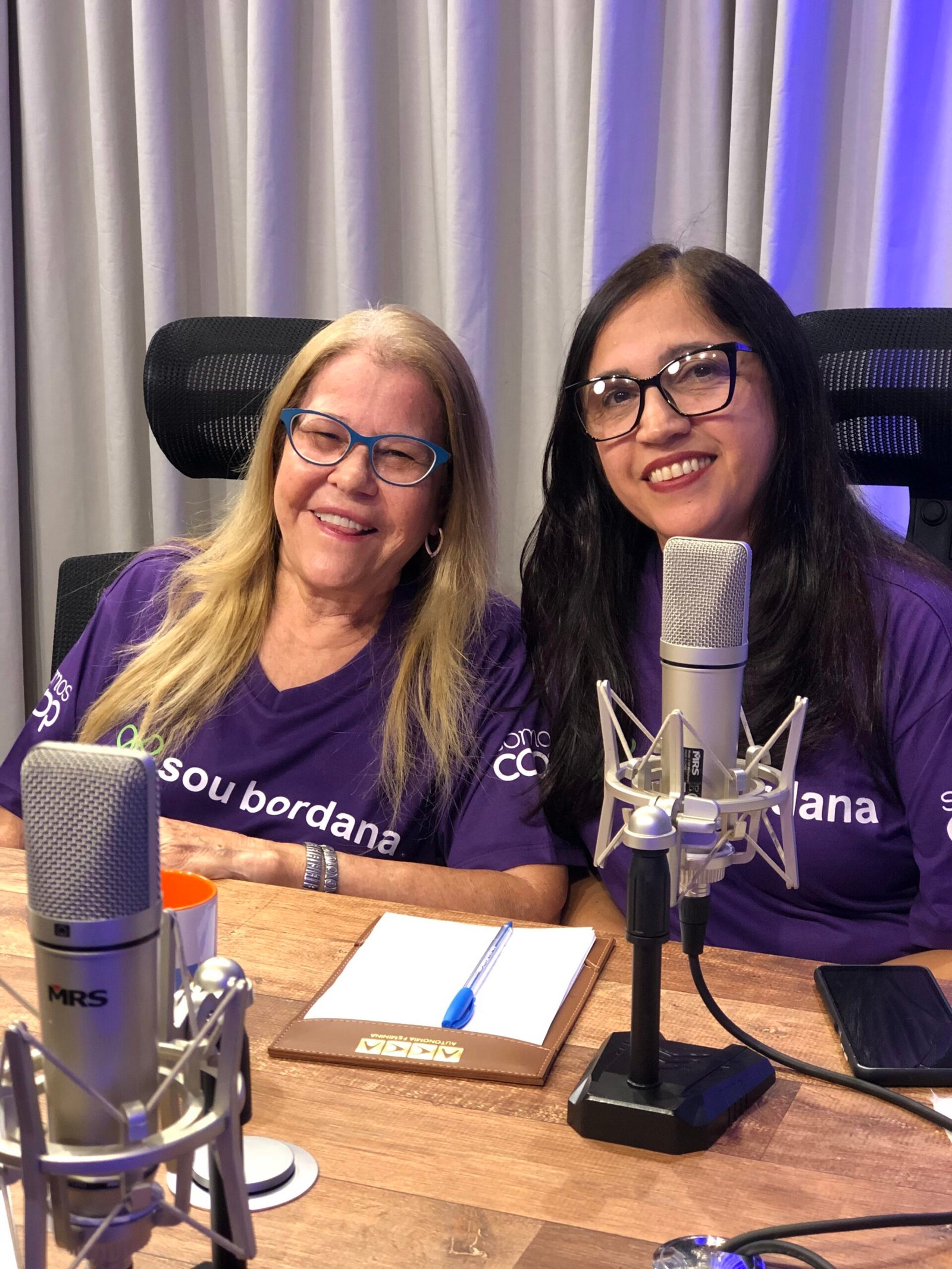 Celma Grace, fundadora da Cooperativa Bordana, segurando bordado artesanal em Goiânia