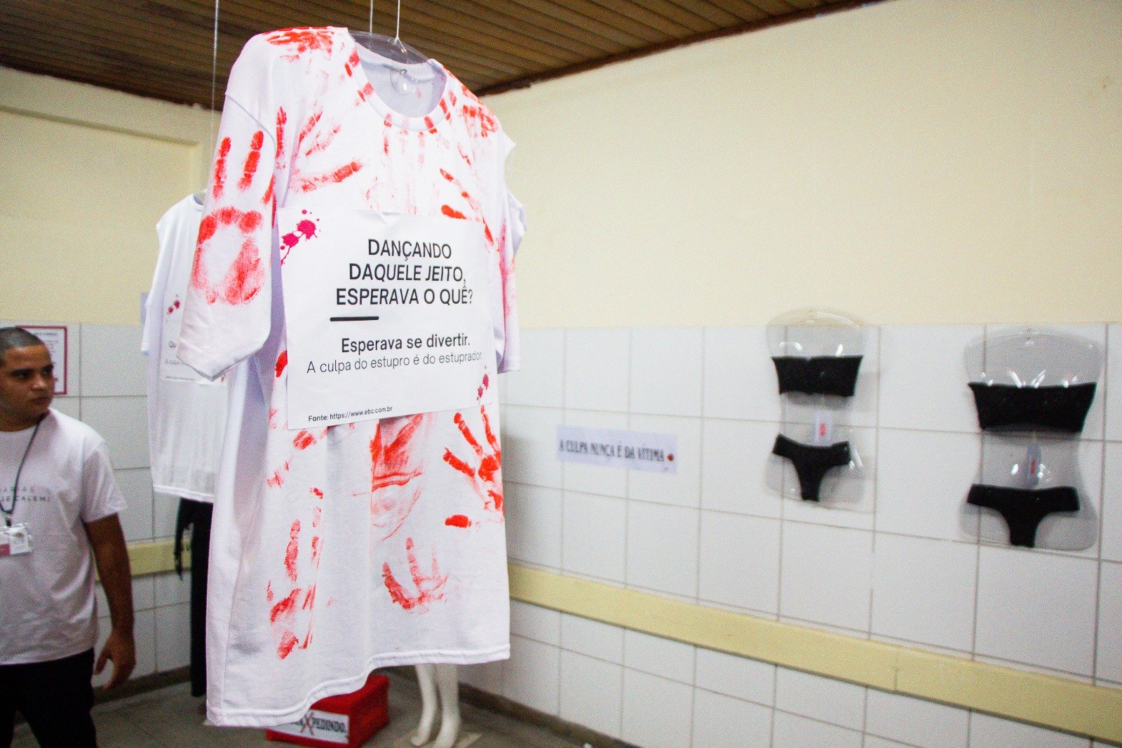 Arte do projeto Marias: não se calem - Camisa com marcas vermelhas simbolizando a violência