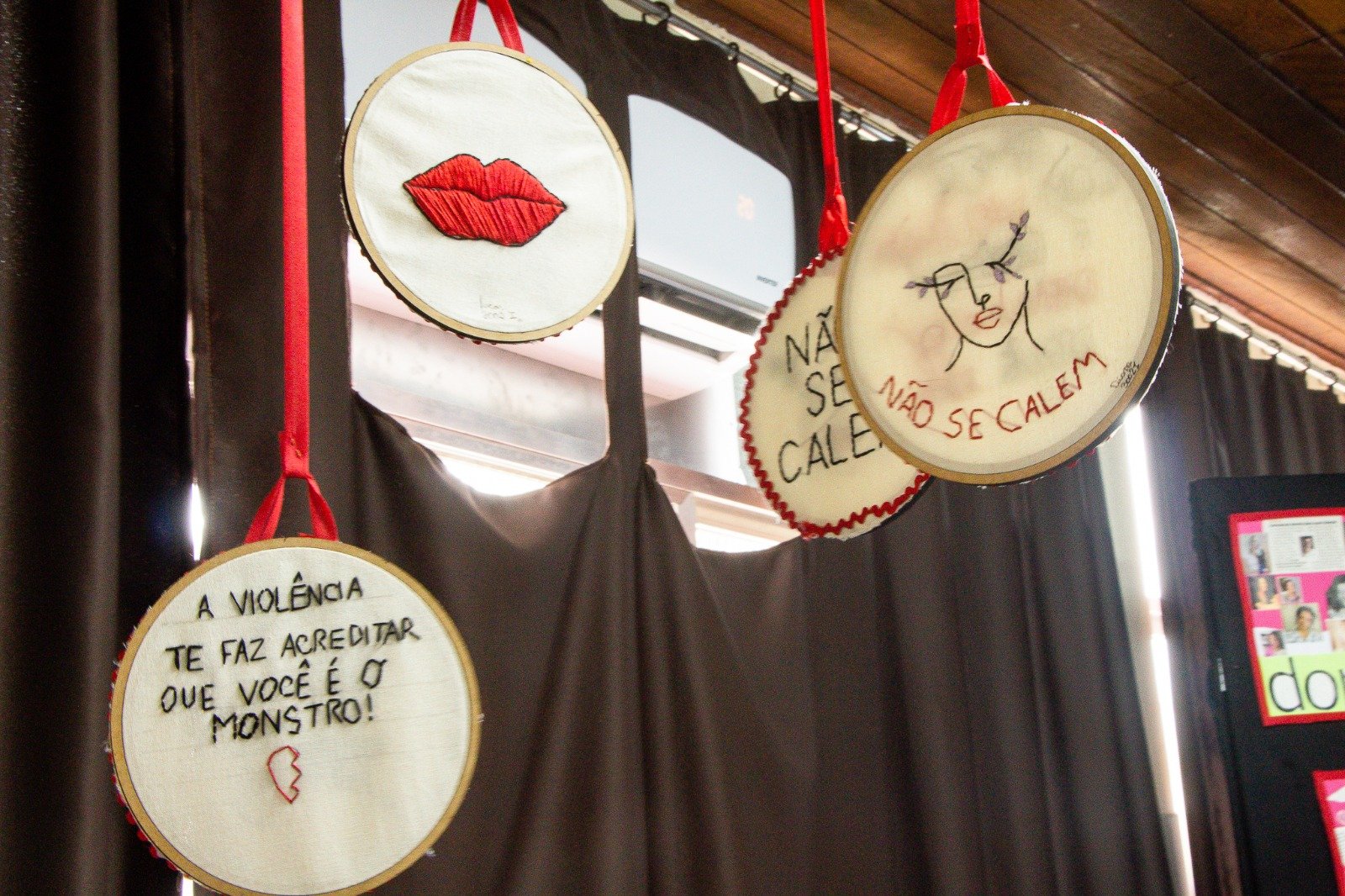 Bordados e mensagens do projeto Marias: não se calem