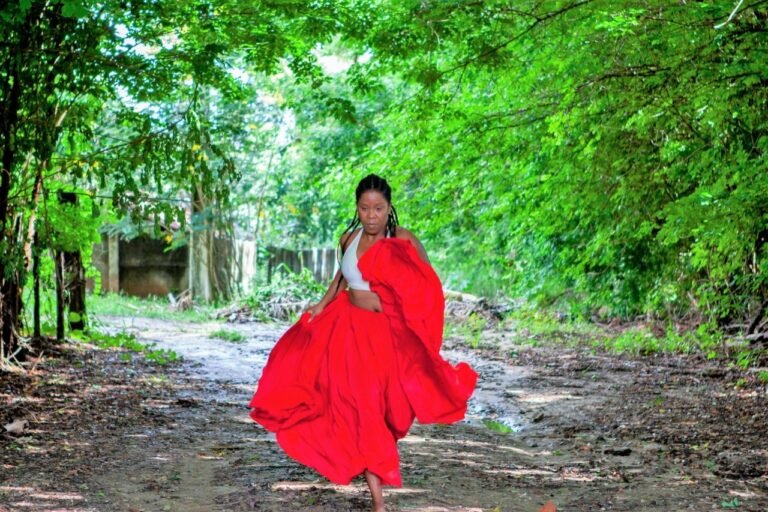 Luciana Caetano dançando dança contemporânea