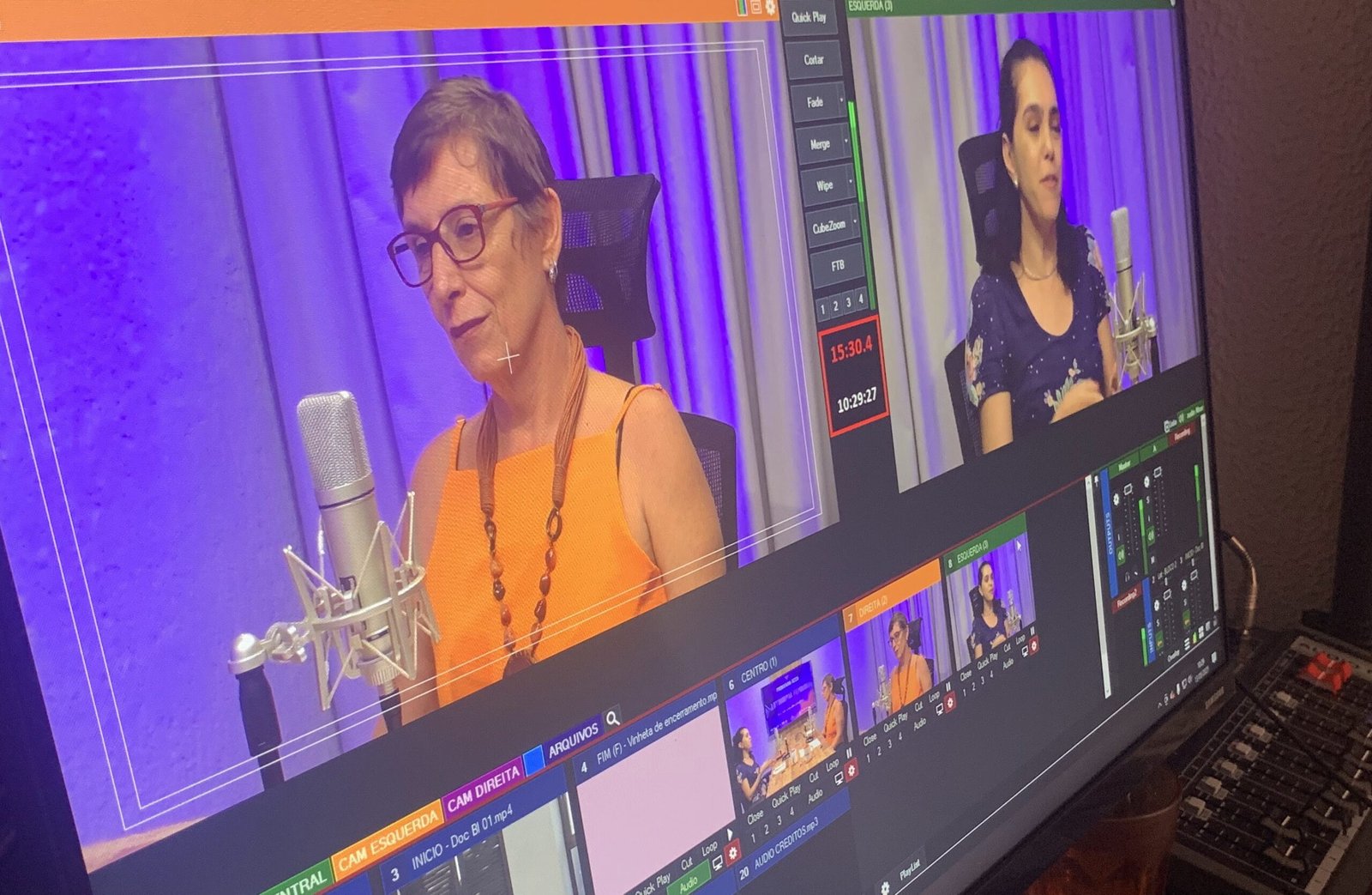 Kellen Lima e Márcia Pêla conversando no estúdio do programa Autonomia Feminina