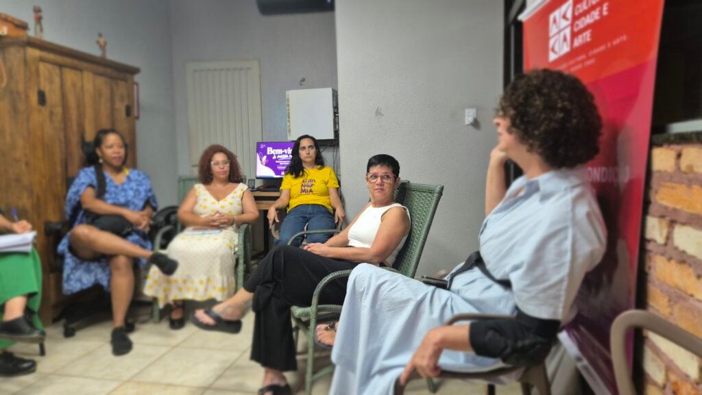 Mulheres participando de uma roda de conversa da ACCA