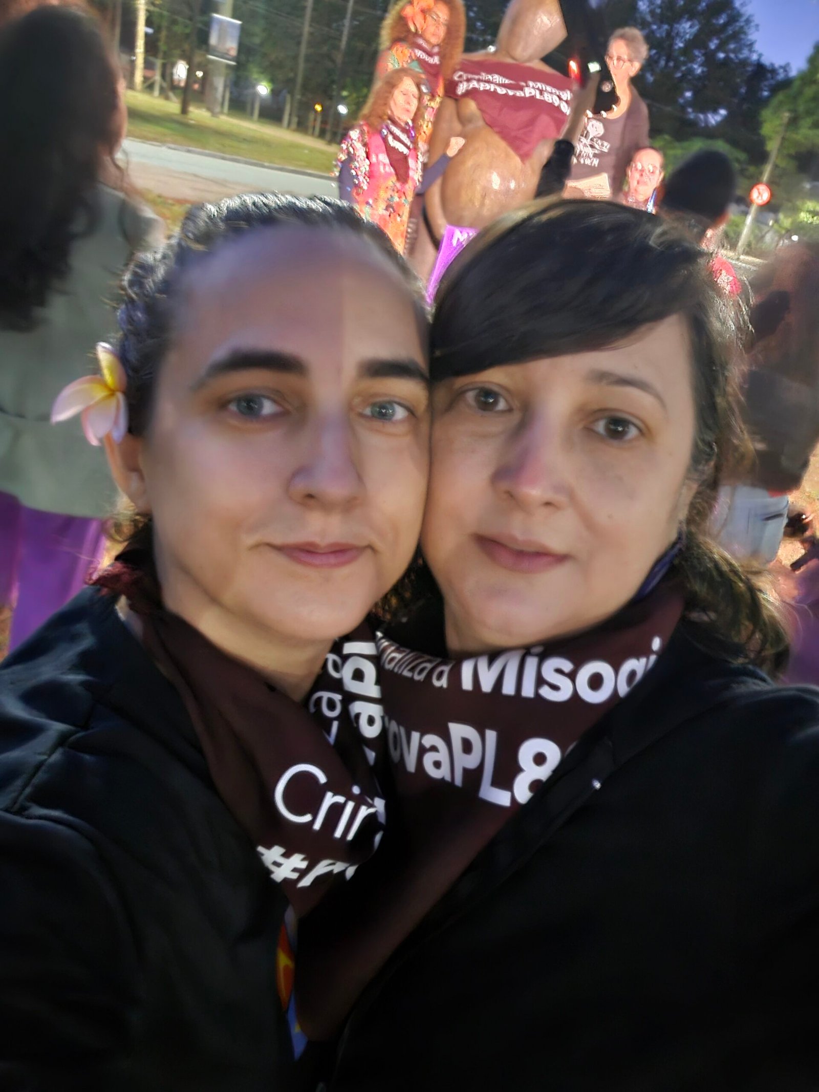Duas mulheres em uma selfie com lenços contra a misoginia